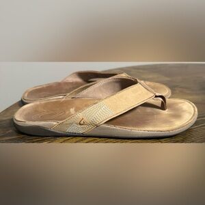 OluKai Men's Tan Flip-Flops
excellent condition